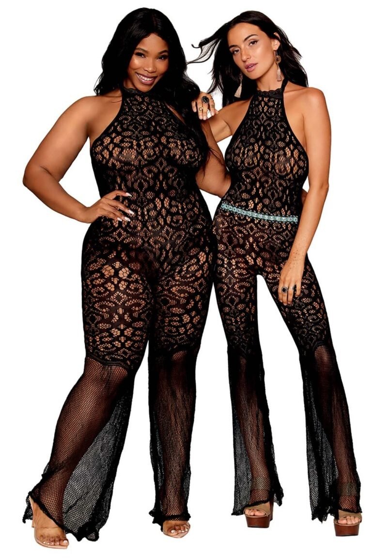 Deux femmes portant un bodystocking en dentelle noire dos nu à col licou et jambes évasées