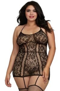 Femme ronde portant une combinaison sexy grande taille en dentelle et résille noire avec jarretelles