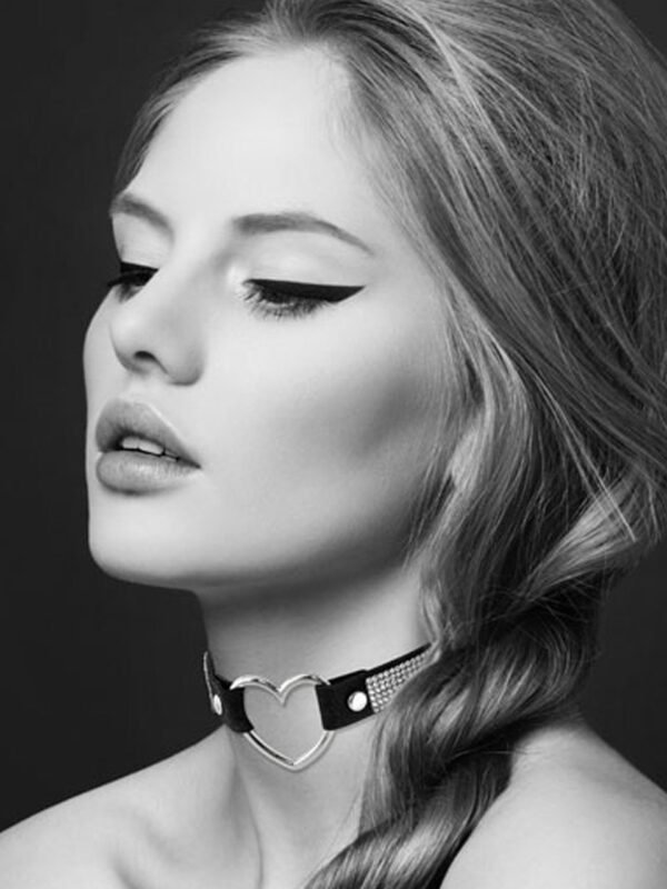 Collier cuir noir bande de strass et cœur