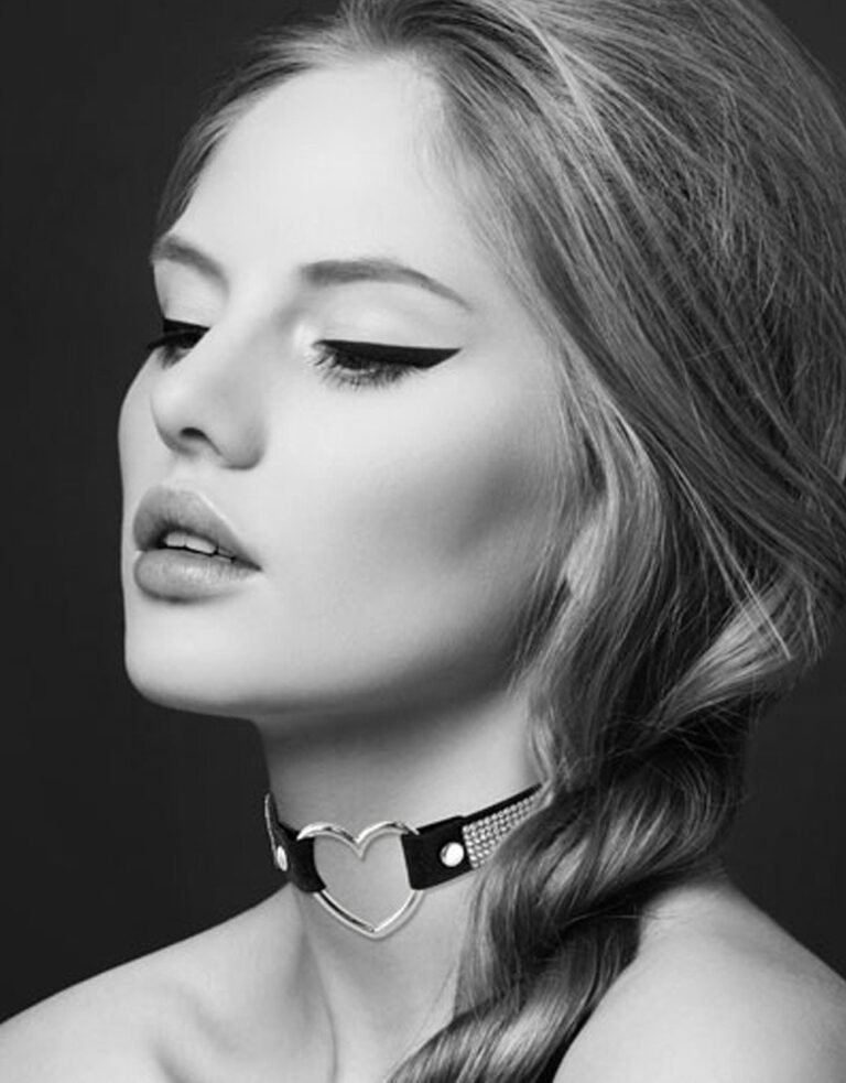 Collier de soumission de jour en cuir noir avec bande de strass et cœur