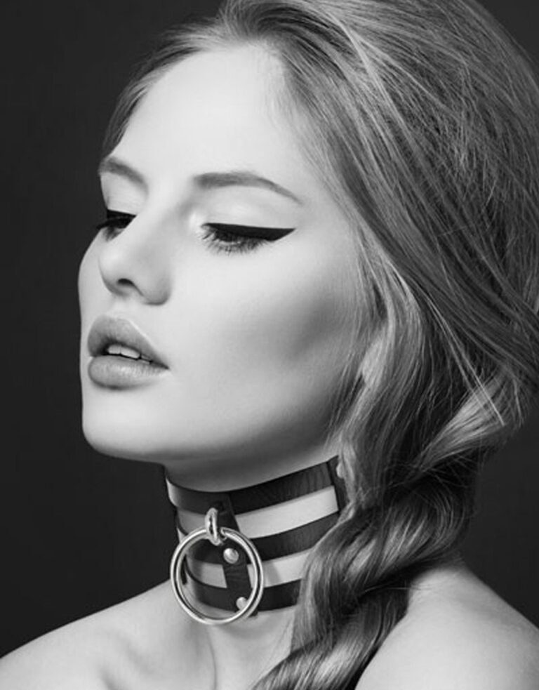 Collier SM large en cuir noir à triple lanière et anneau porté au cou