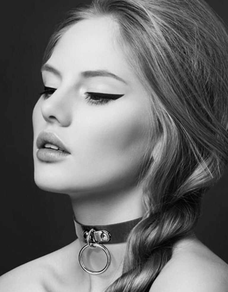 Femme portant un collier BDSM en cuir noir avec anneau pour laisse