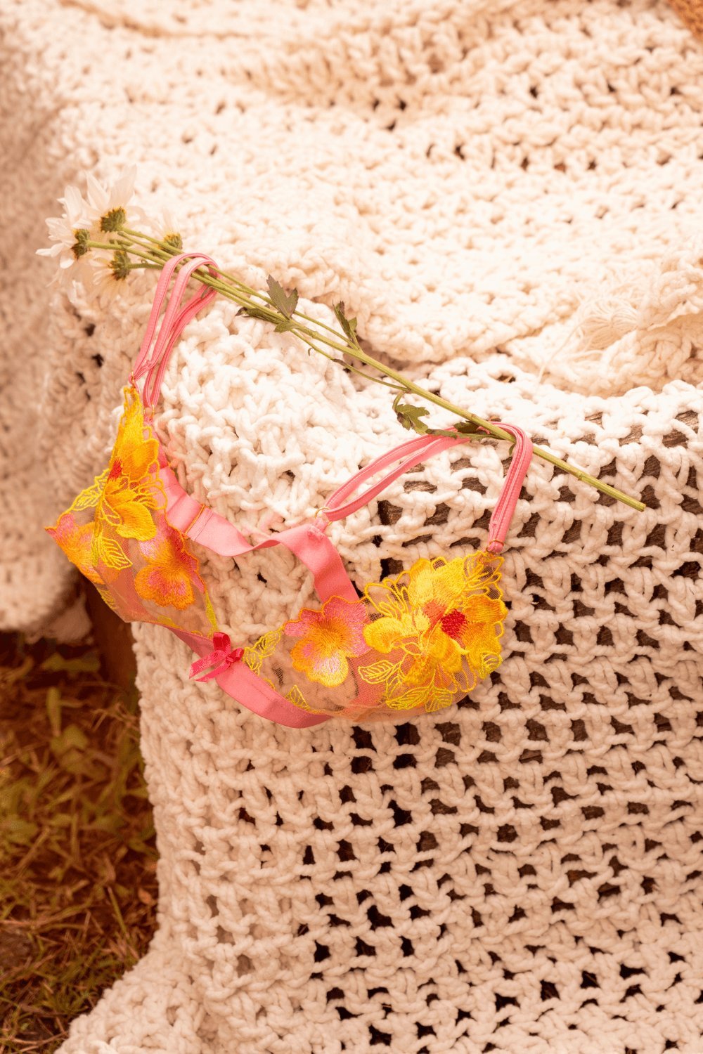 Ensemble rose et jaune en maille brodée – Mapalé