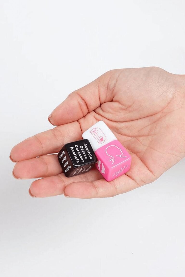 Trois dés sexy actions, zones du corps et lieux posés dans une main pour un jeu de gages à deux