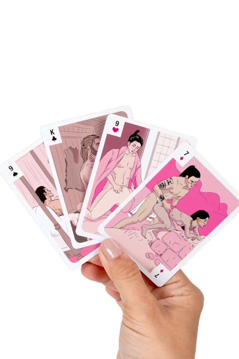 Main tenant des cartes illustrées de positions érotiques pour un jeu de gages coquin