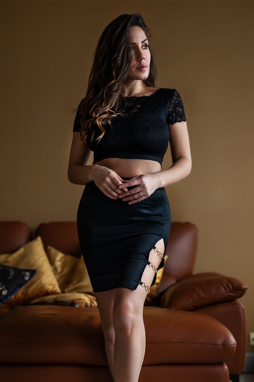 Jupe simili cuir noir Elena à chaînettes – Be Lily
