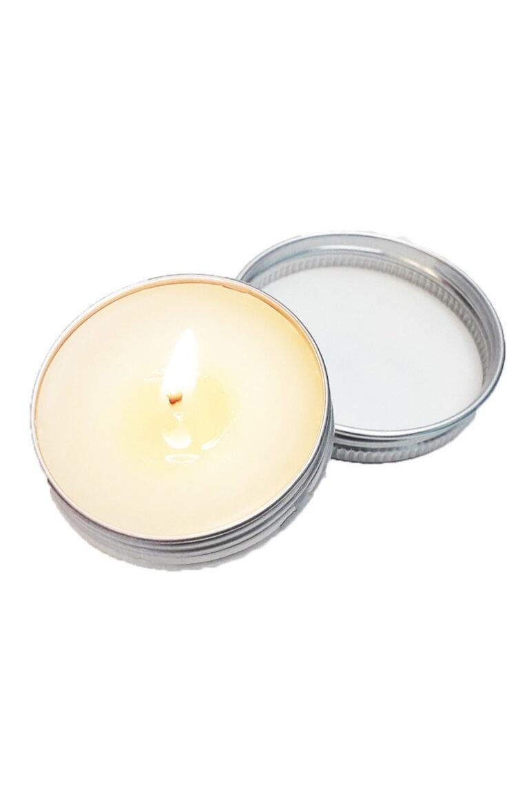 Bougie de massage allumée dont la cire fondue devient une huile de massage chaude