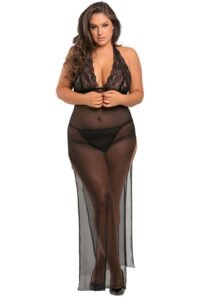 Nuisette longue noire transparente grande taille portée par une femme ronde