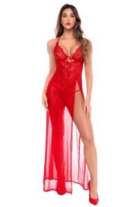 Robe nuisette longue rouge en dentelle fendue portée par une femme