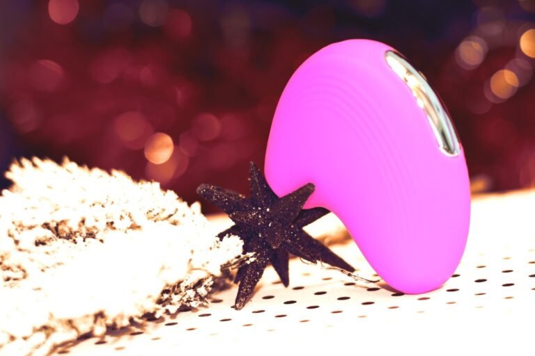 Vibromasseur clitoridien fuchsia en silicone dans une ambiance de fête